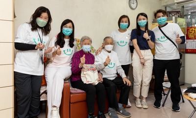 Participating guests and volunteers of HS Academy Alumni Club visited the elderly residents of Lai Tak Tsuen.  Health checks were conducted for them by student nurses.